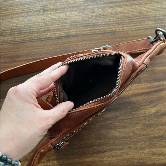 Vilenca Holland woven leather crossbody belt bag - Picture 3 of 4